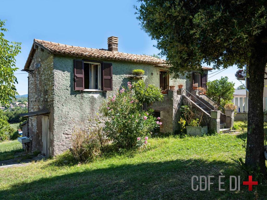 White dining table with green velvet chairs