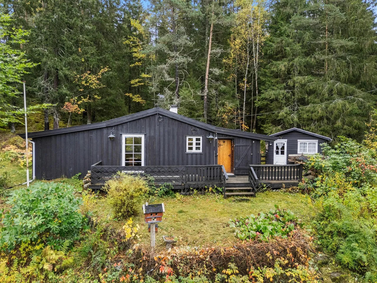 White dining table with green velvet chairs