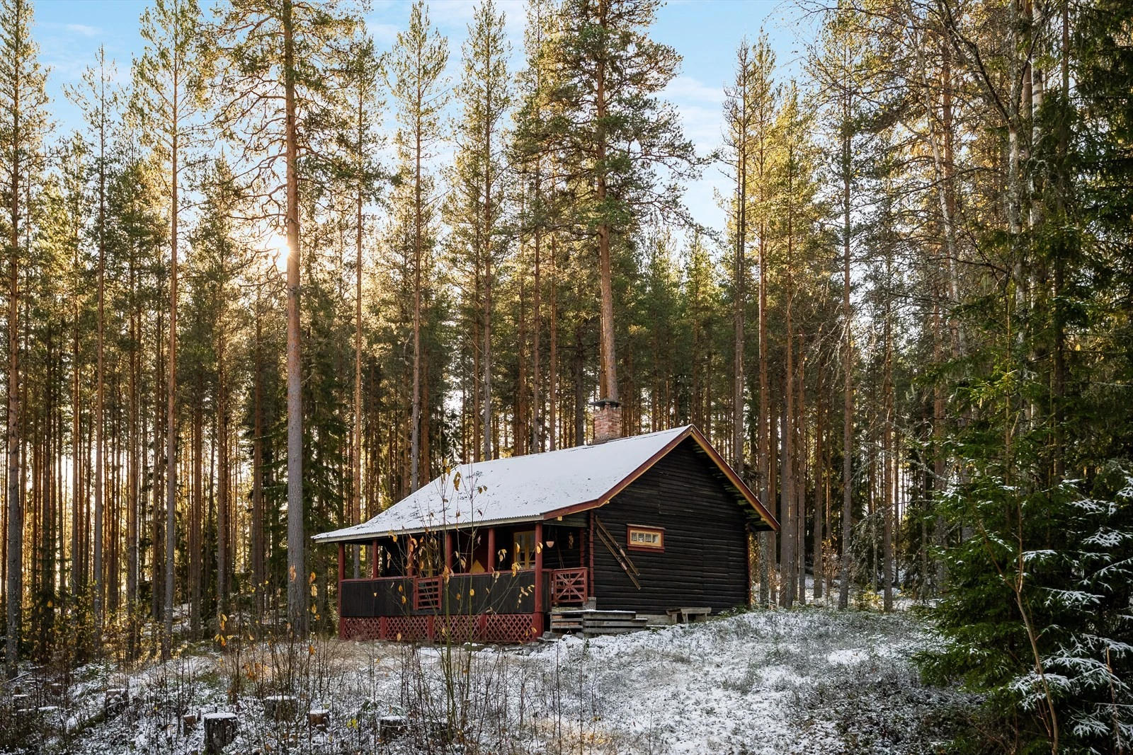 Dining room with glass table and beige chairs